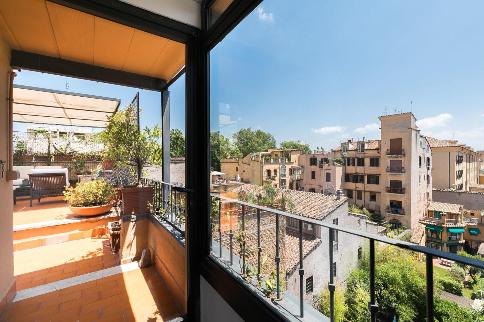 Trastevere Charming Penthouse Apartment Rom